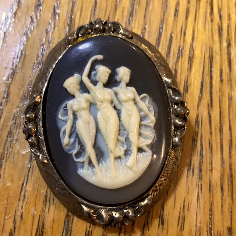 Dancing ladies cameo